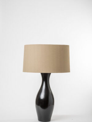 Lámpara negra con pantalla café