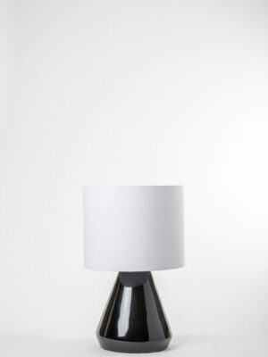 Lámpara negra con pantalla blanca