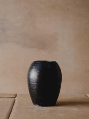 Jarrón artesanal estilo rústico negro
